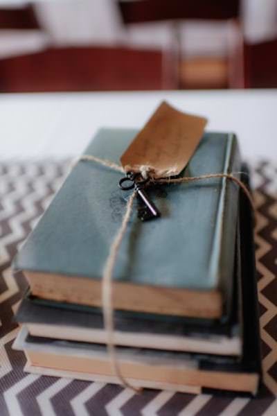 book-centerpiece-wedding-idea