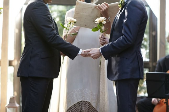 rose-giving-ceremony-wedding-photography