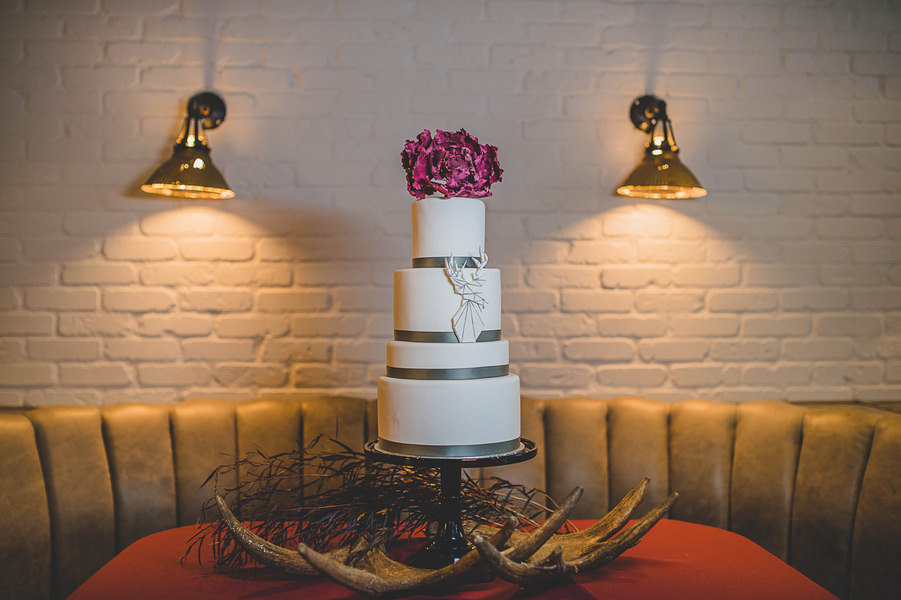modern-boardwalk-empire-inspired-wedding-cake-edward-lai-photography