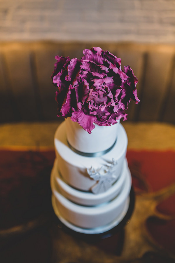 modern-purple-and-white-wedding-cake-edward-lai-photography