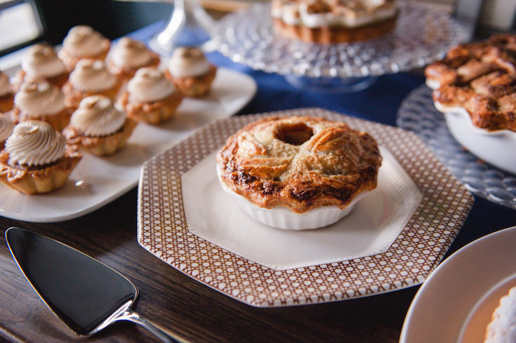 mini-pies-wedding-dessert-roots-of-life-photography