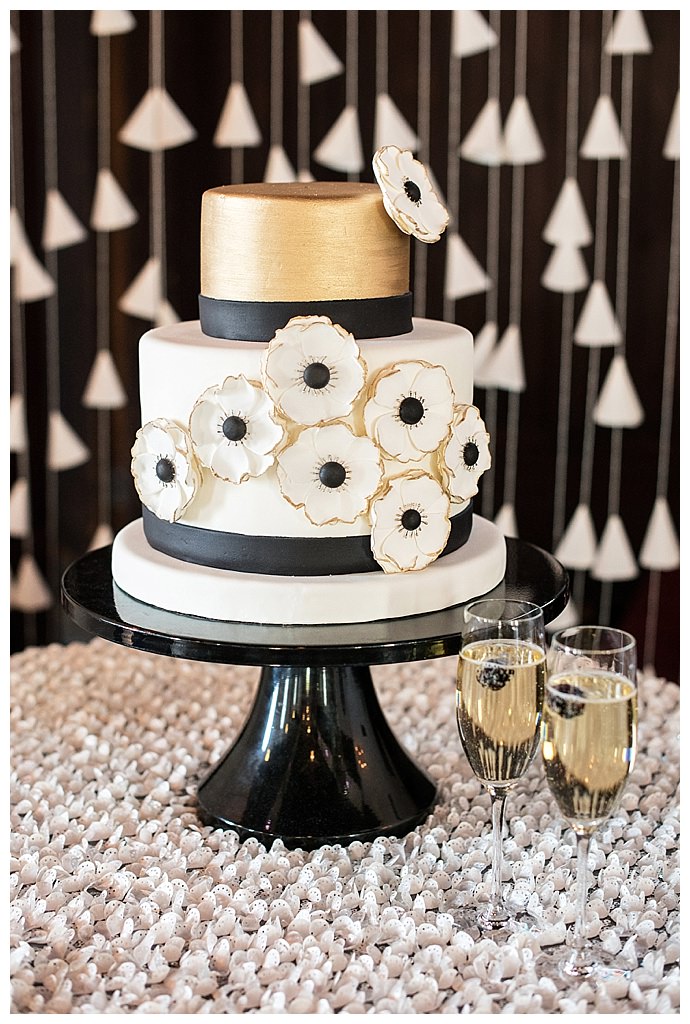 gold-and-black-wedding-cake