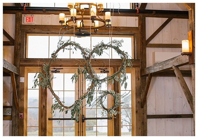 hanging-greenery-rings-altar-installation-tiffany-chapman-photography