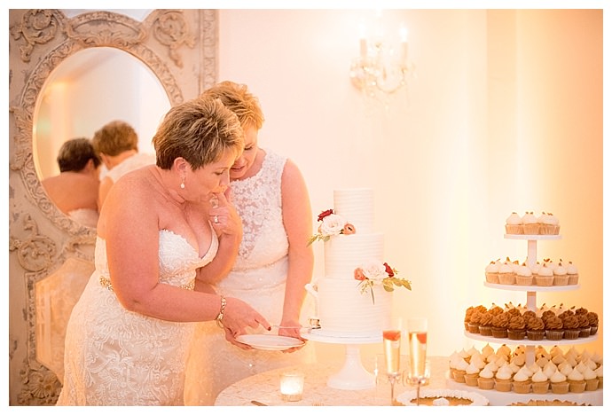 mikkel-paige-photography-wedding-cake-cutting