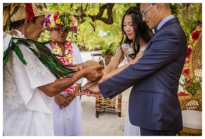 sv-photograph-coconut-blessing-wedding-tradition