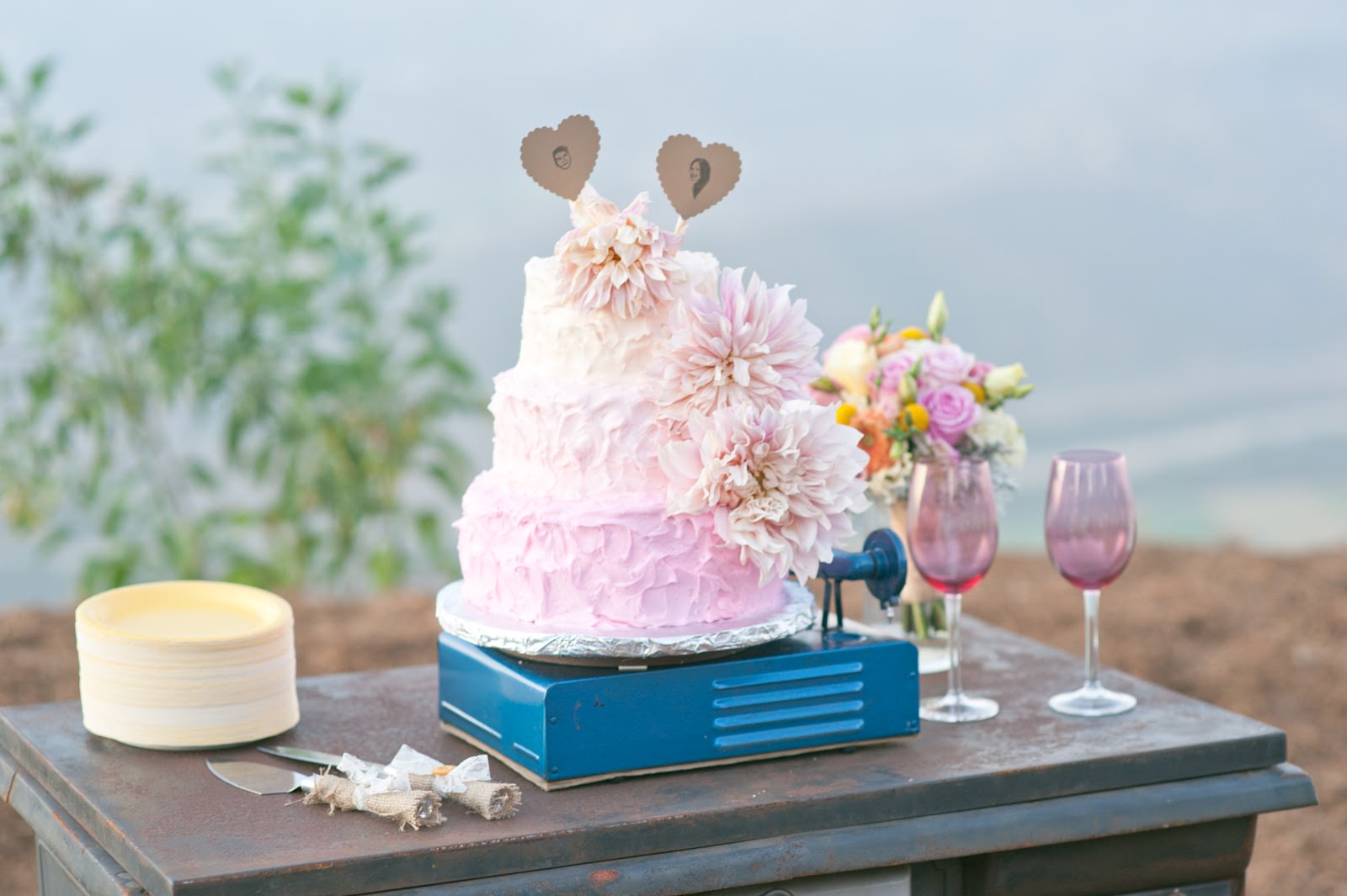 vintage-record-player-wedding-cake-stand