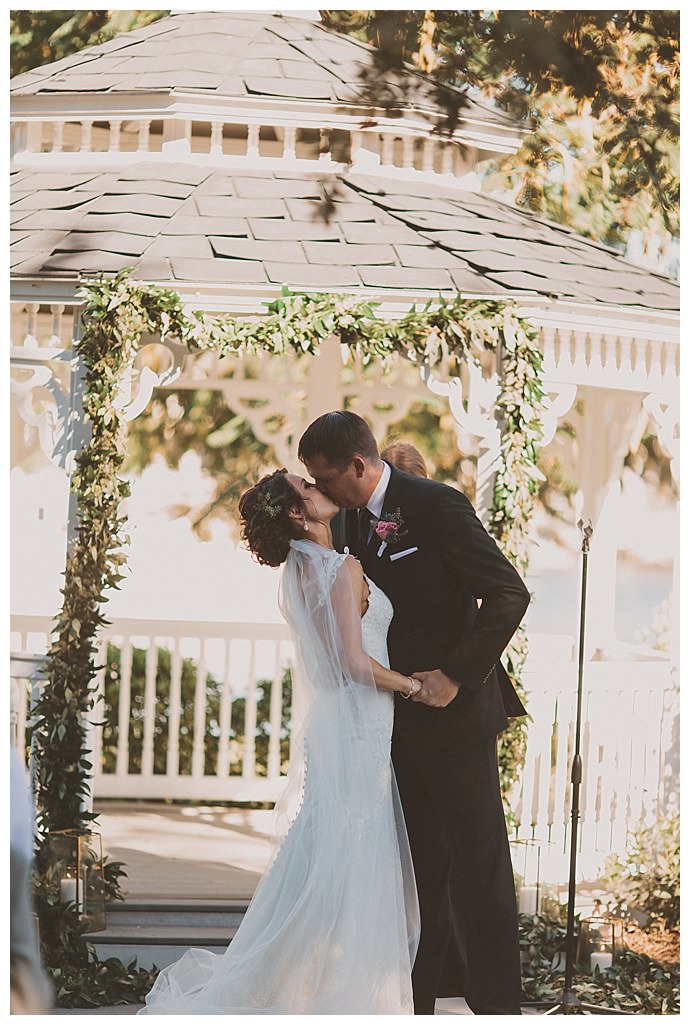 stacy-paul-photography-greenery-ceremony-altar