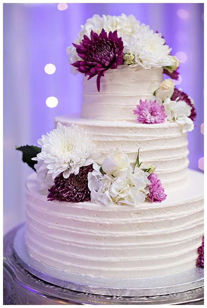 white-ripple-wedding-cake-lavender-flowers-kristen-weaver-photography