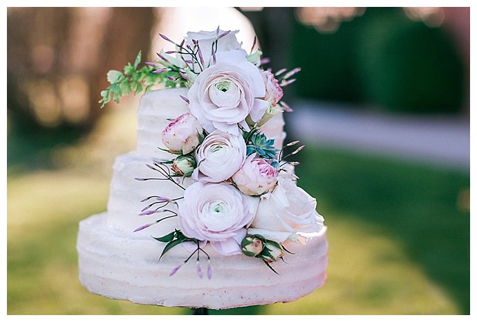 white-ripple-wedding-cake-with-purple-ranunculus-sorya-pedoussaut-photography