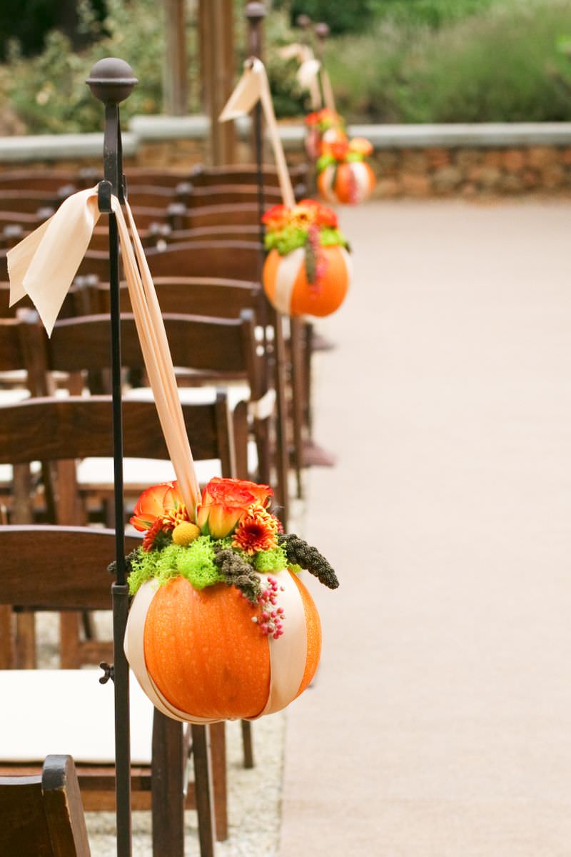 hanging-pumpkins-ceremony-decor