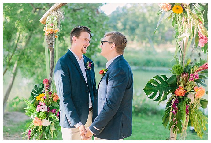 monstera-leaf-ceremony-arch-decor-paige-vaughn-photography