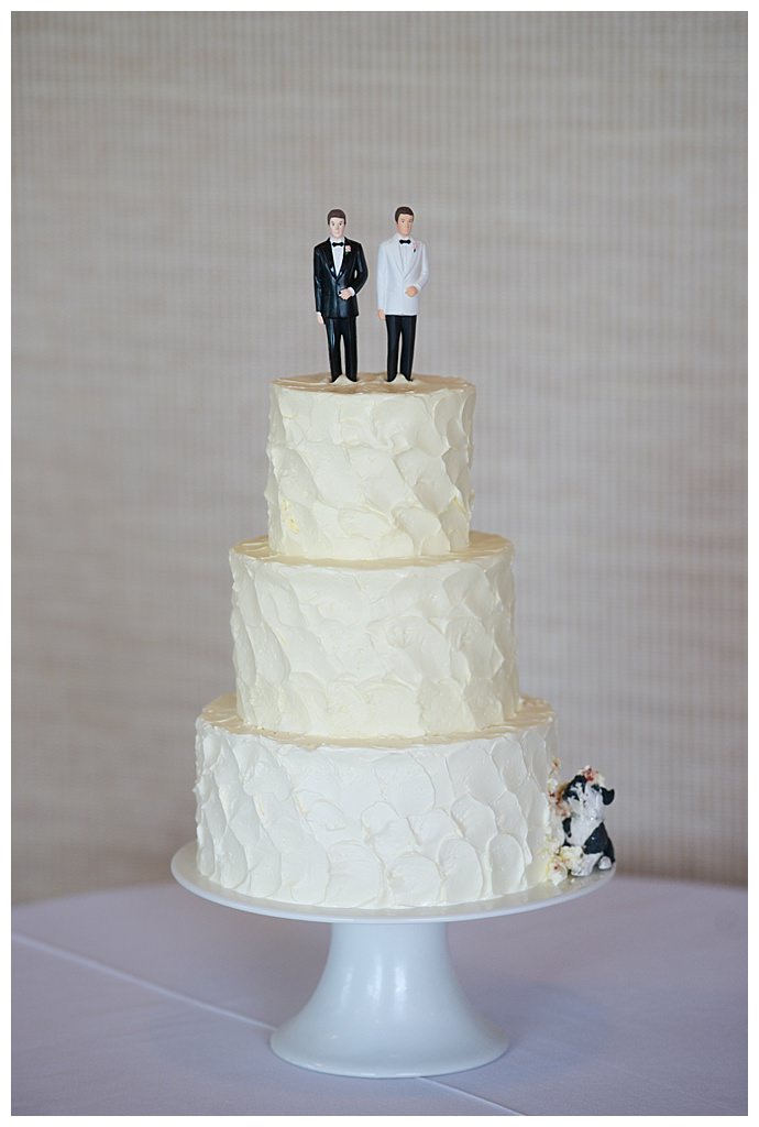 dani-fine-photography-wedding-cake-with-dog-cake-topper