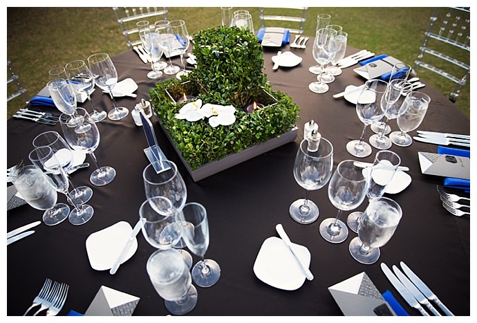 silver-and-blue-wedding-tablescape