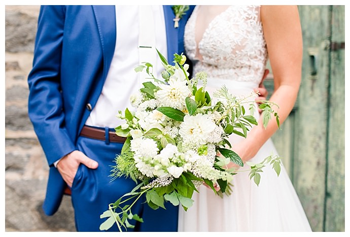 white-bridal-bouquet-bethanne-arthur-photography