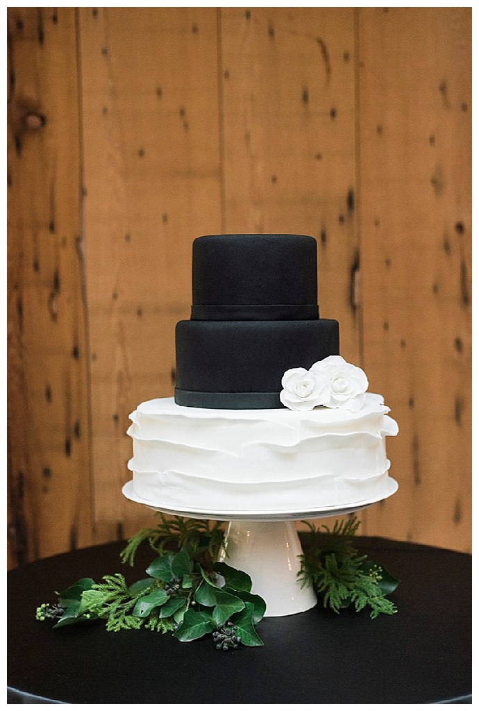 black-and-white-wedding-cake-alicia-king-photography