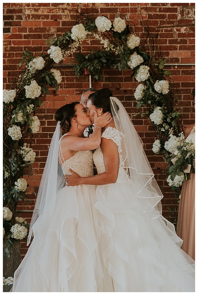 cheyenne-kidd-photography-greenery-and-hydrangea-ceremony-arch