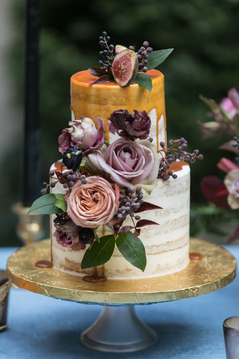 floral-adorned-drip-wedding-cake-sara-wight-photography