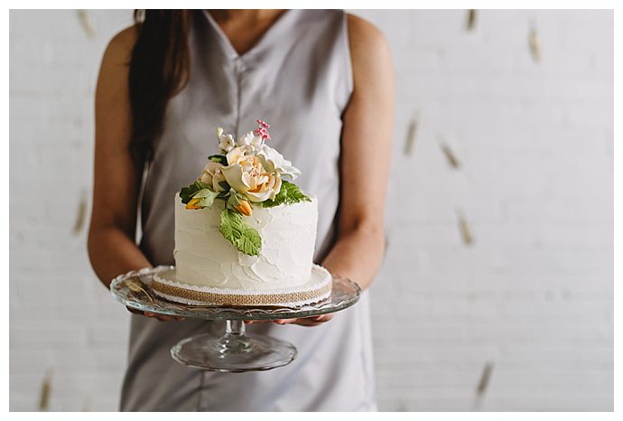 ampersand-grey-photography-white-wedding-cake