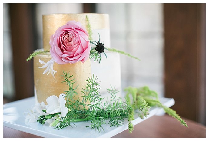 gold-wedding-cake-sokhha-photography