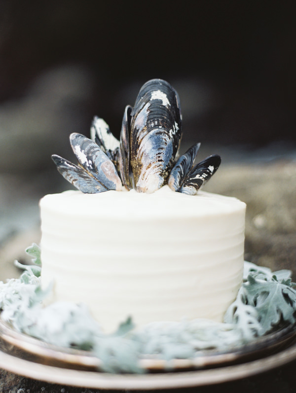 mussel-shell-topped-wedding-cake