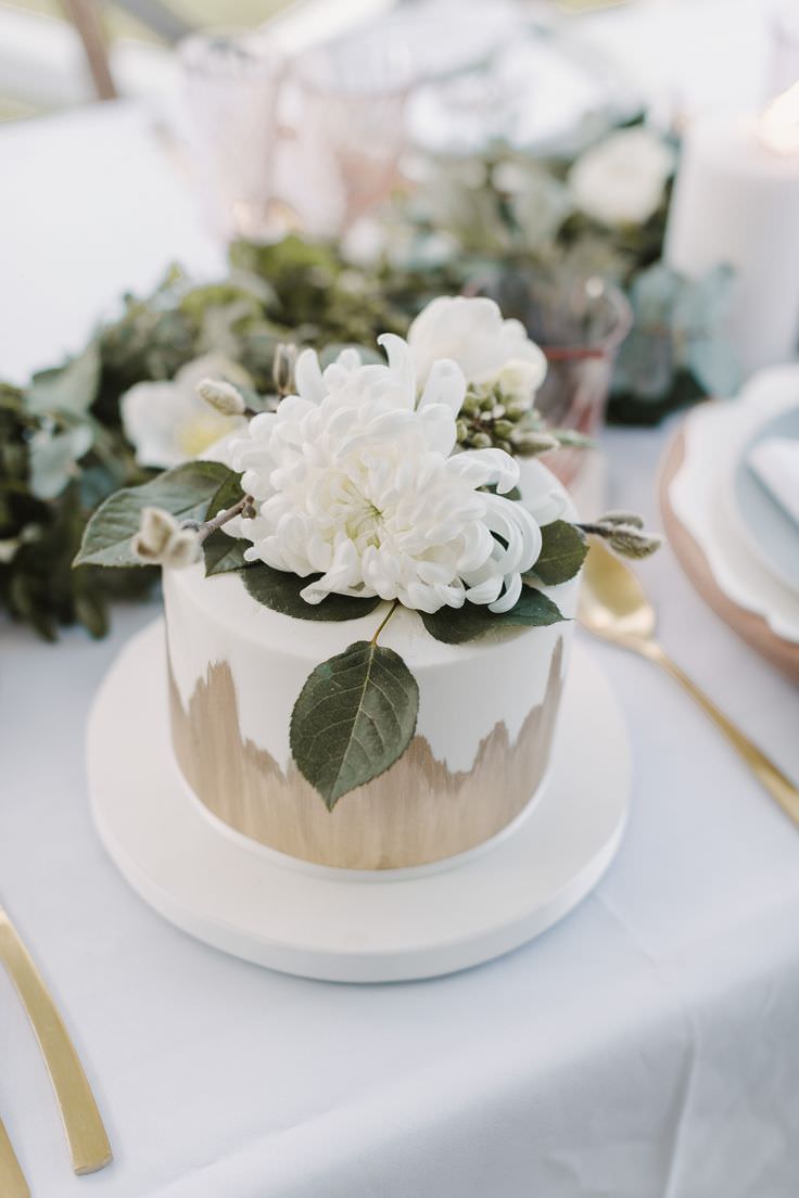 small-one-tier-gold-and-white-wedding-cake