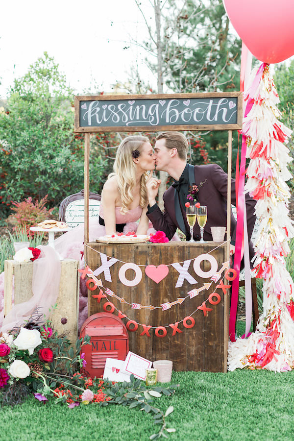 valetines-day-wedding-kissing-booth