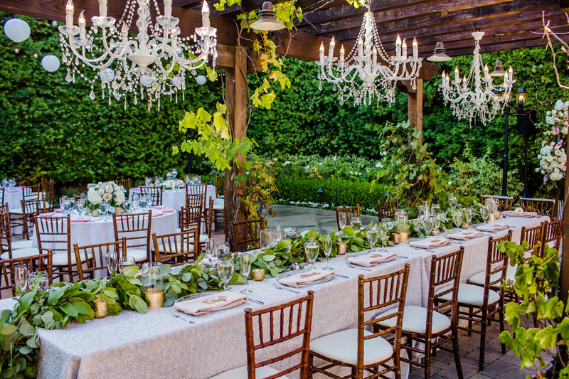 alfresco-reception-with-hanging-chandeliers