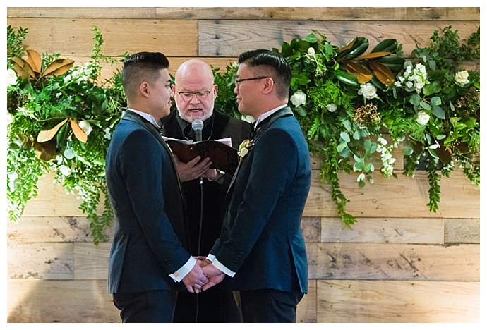 greenery-ceremony-backdrop-david-and-tania-photography