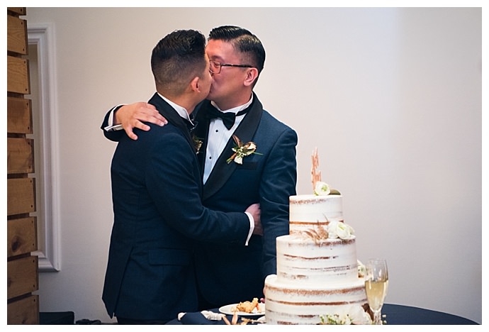 david-and-tania-photography-grooms-cake-cutting