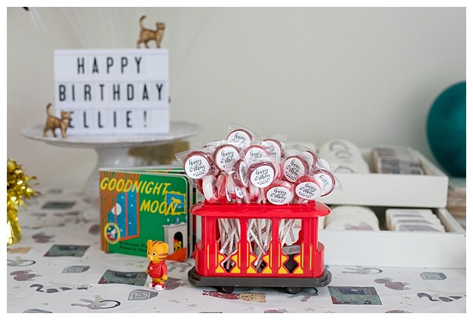 https://loveincmag.com/wp-content/uploads/2018/06/daniel-tiger-first-birthday-party-decor.jpg