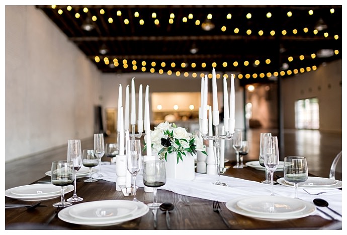 minimalist-white-wedding-tablescape-kristen-weaver-photography