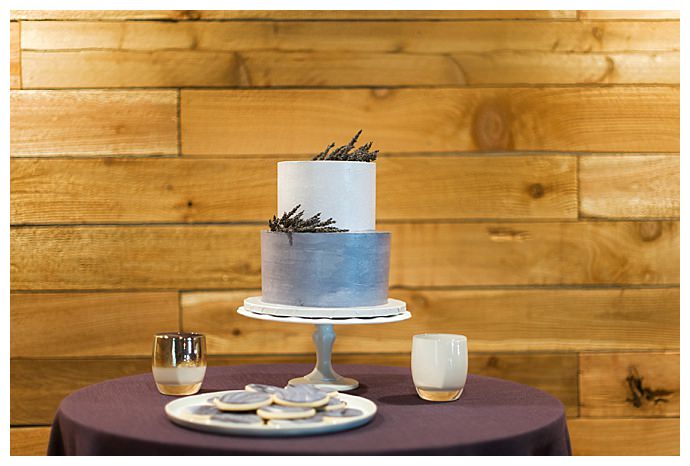 monochromatic wedding cake