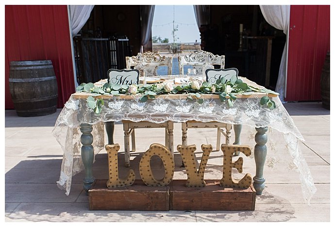 classic-photographers-rustic-sweetheart-table