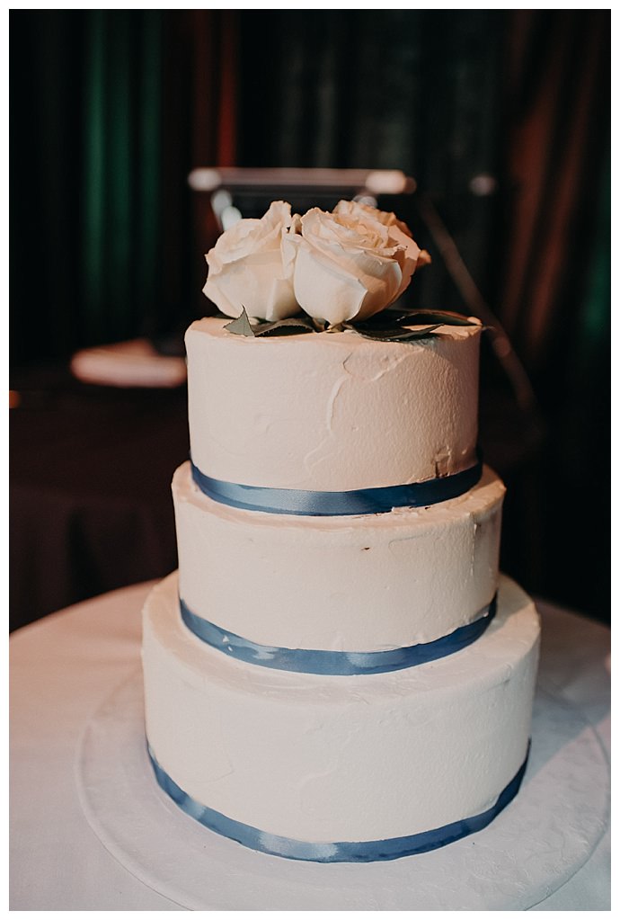 white and blue wedding cake