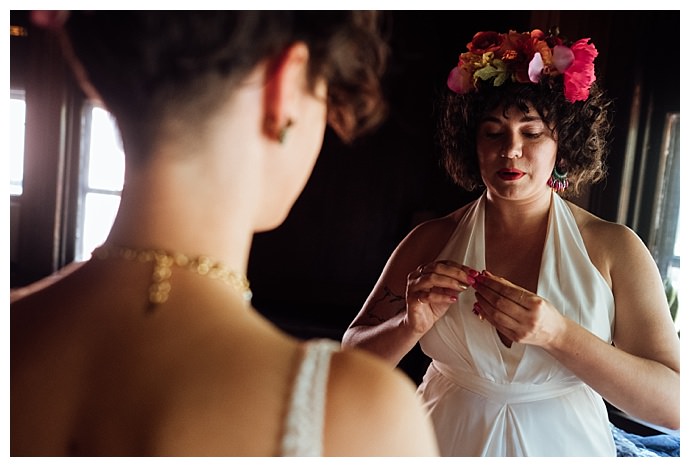 wilde-scout-photography-brides-getting-ready-together