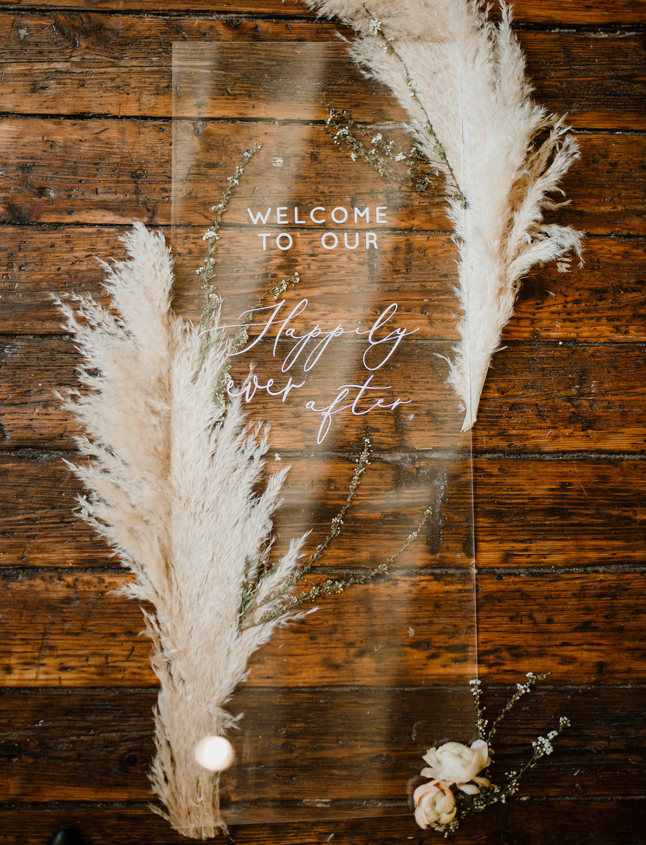 acrylic-wedding-welcome-sign-with-pampas-grass