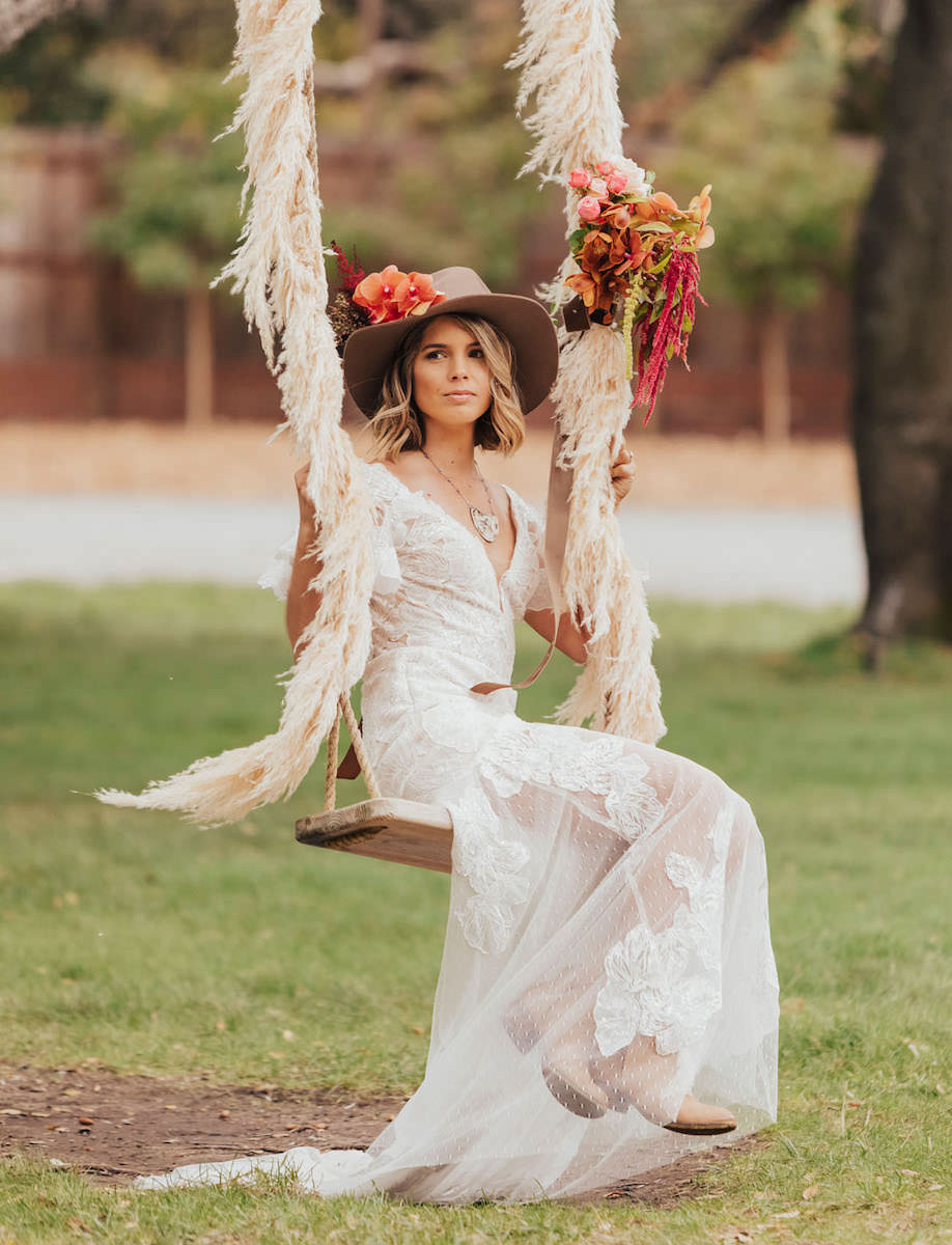 pampas-grass-wedding-swing