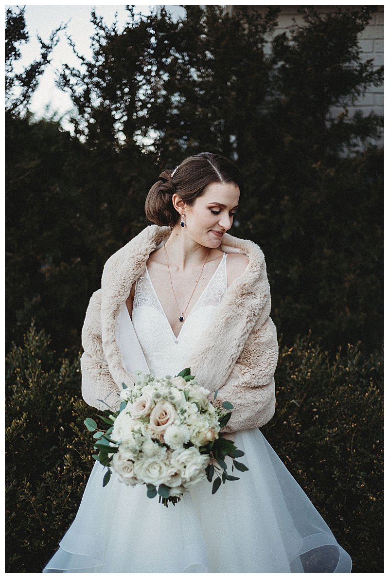 winter-bride-with-fur-stole