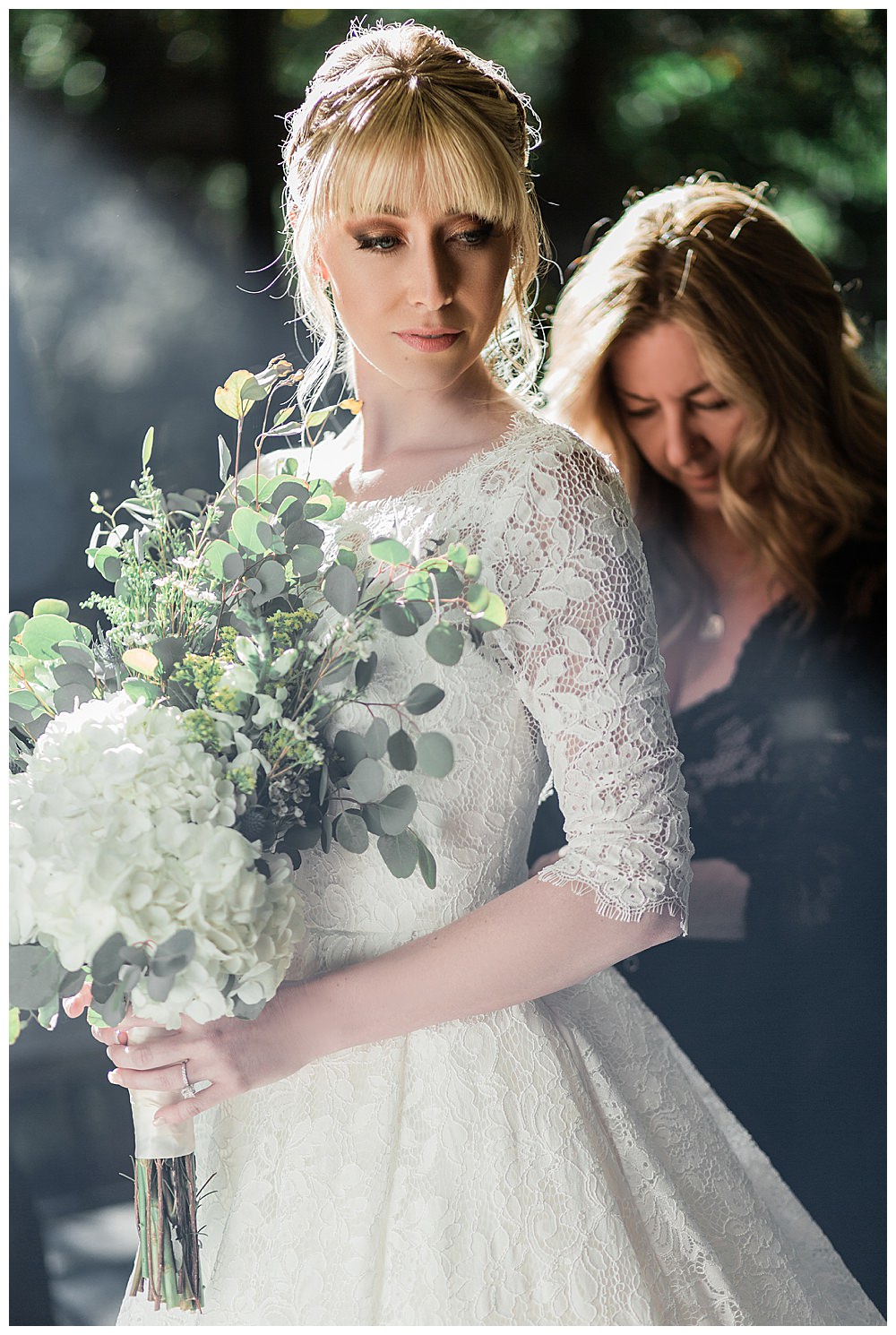 mom-dressing-bride-wedding-photography