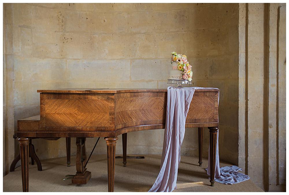 wedding-cake-on-a-grand-piano