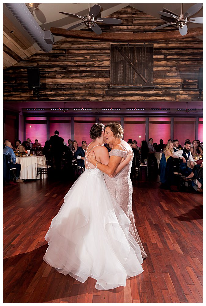 mother-daughter-dance-at-wedding