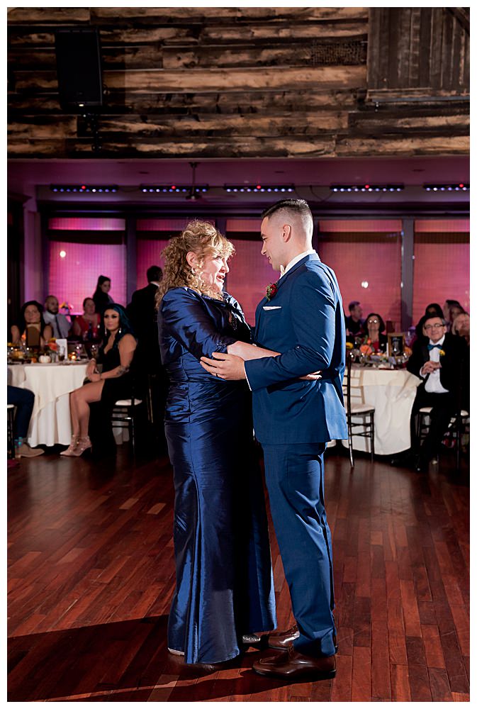 mother-son-dance-at-wedding