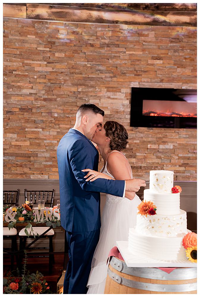 wedding-cake-cutting