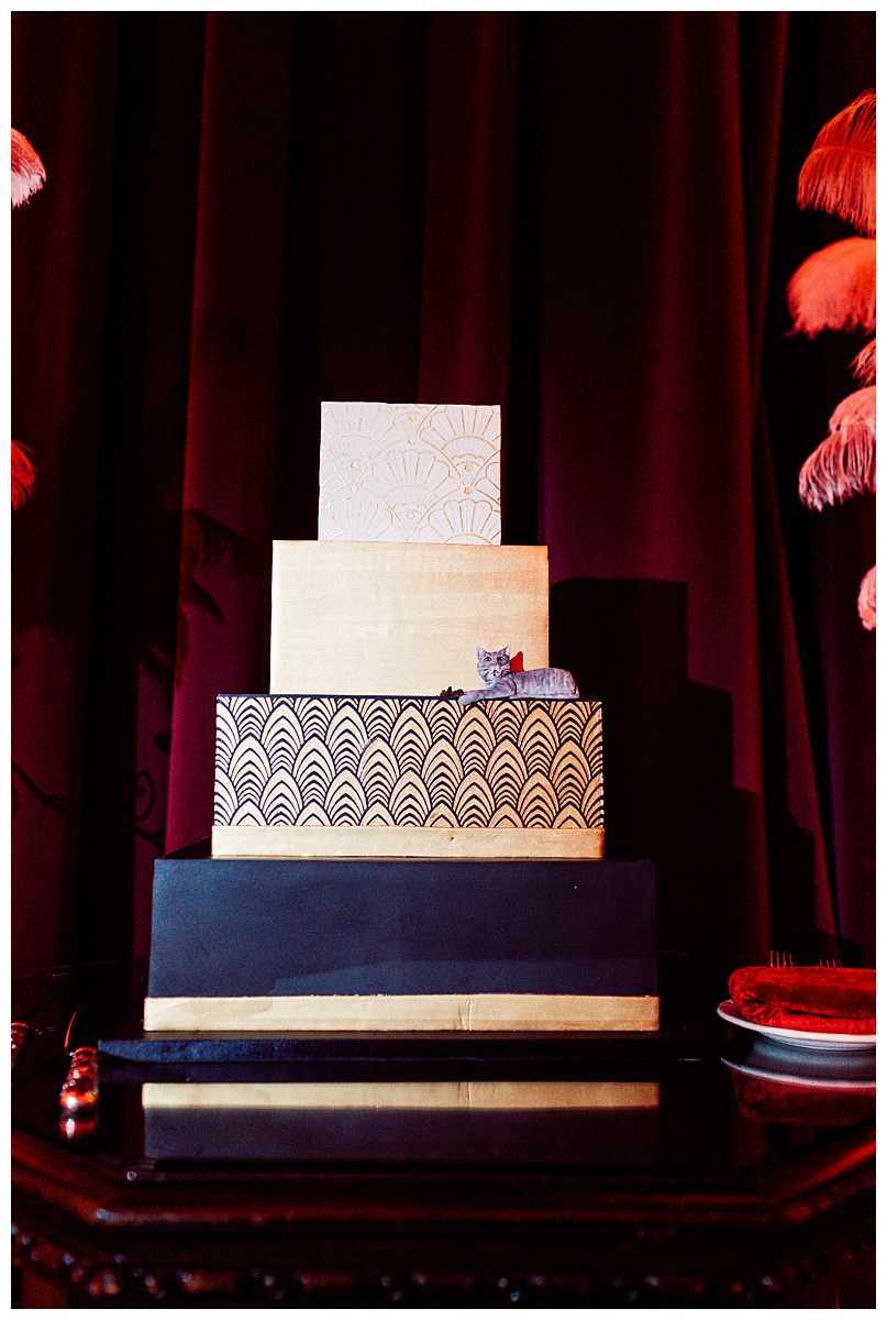 navy-and-white-wedding-cake