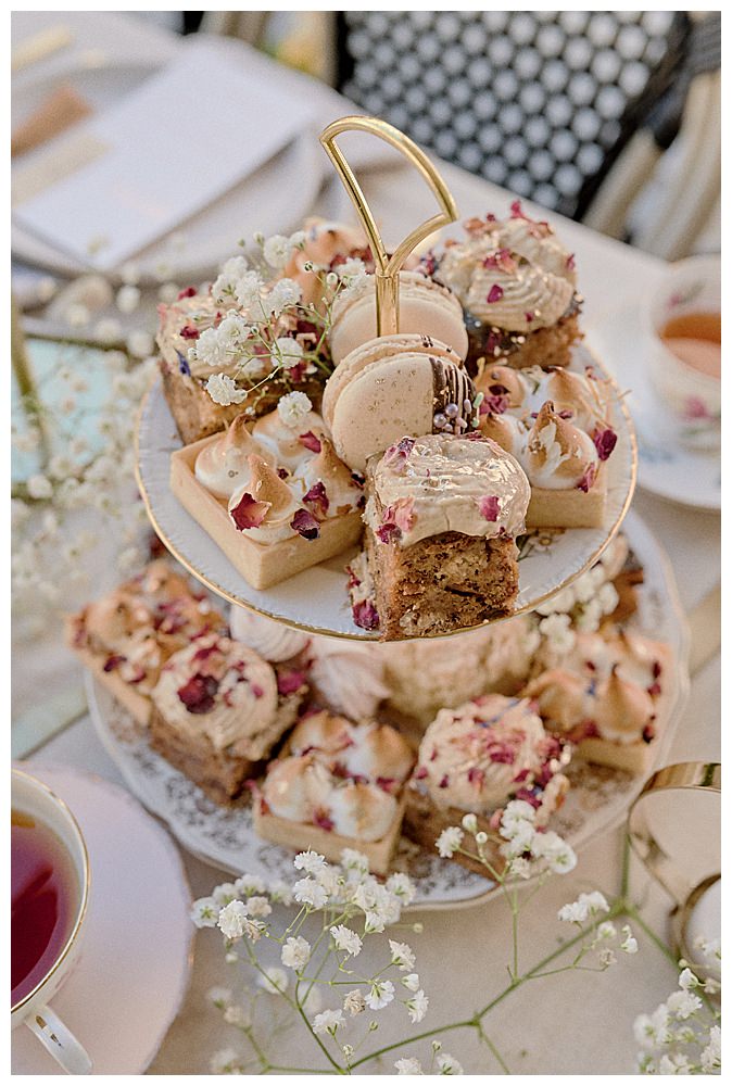 tiered-tea-plates-wedding-display