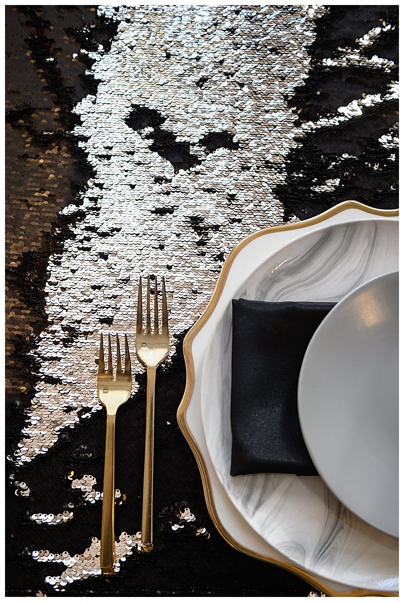 marble-place-settings-with-sequin-linen