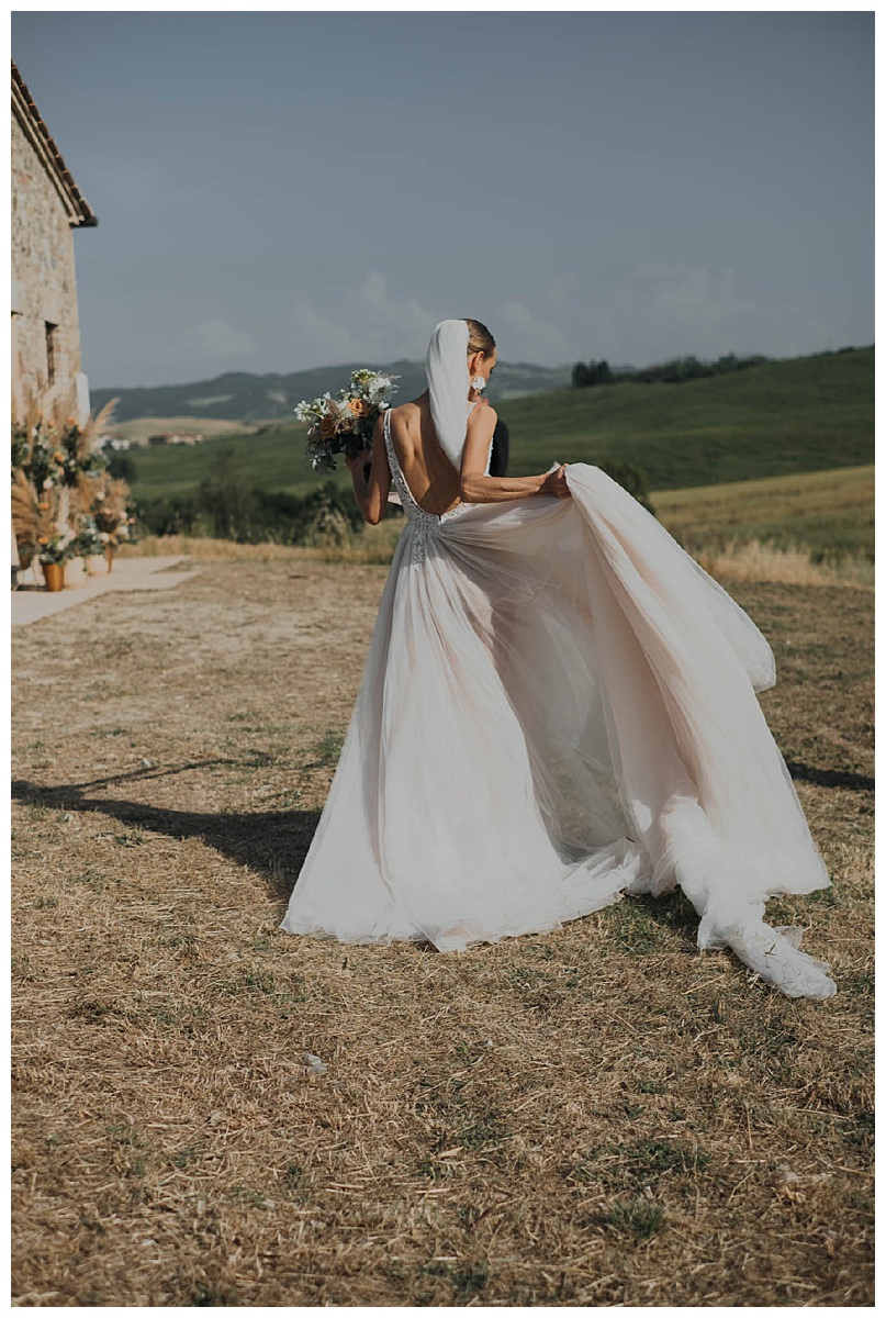 Heavenly Tuscan Wedding with Fine Art Photography - Love Inc. MagLove ...