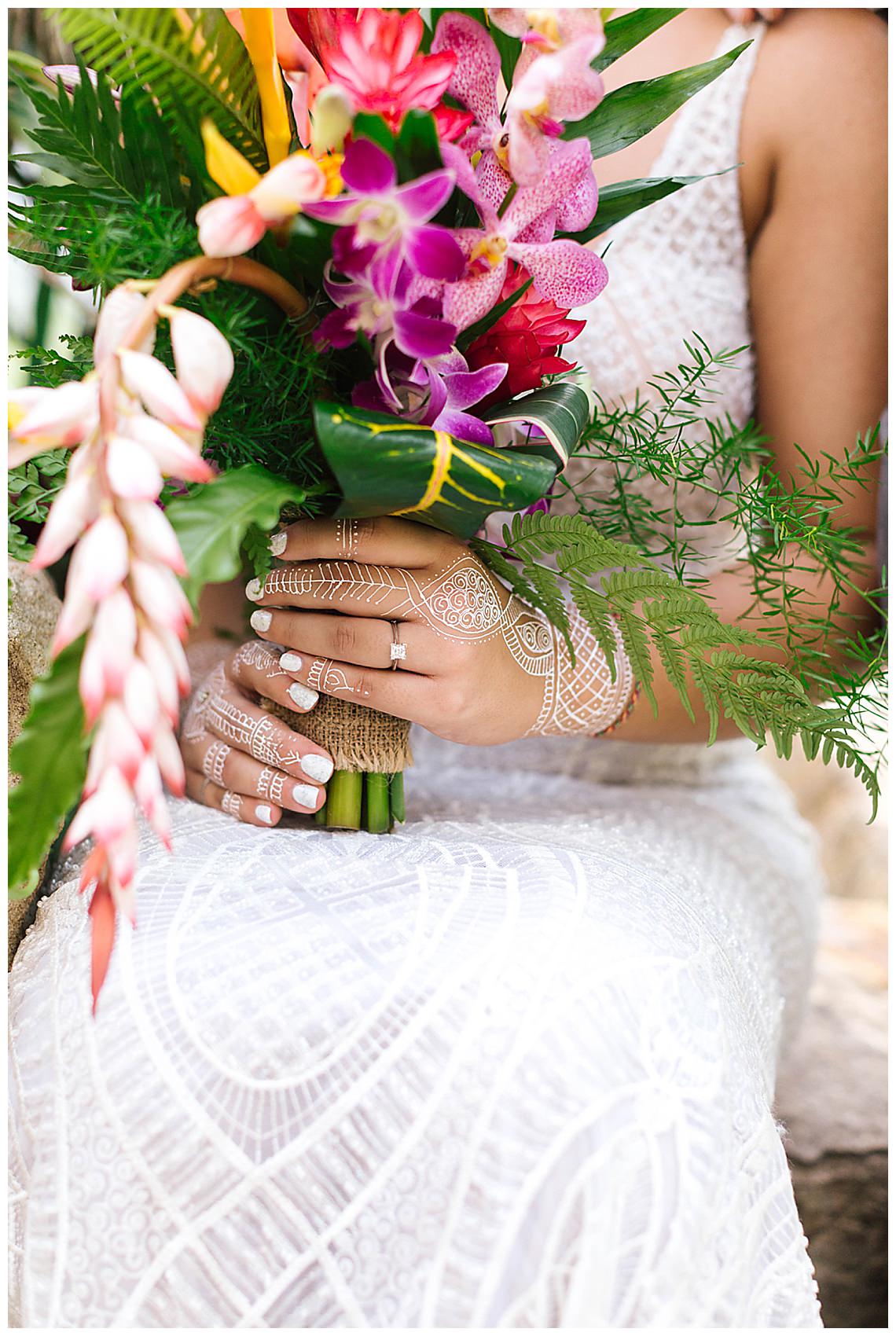 henna-with-bridal-bouquet