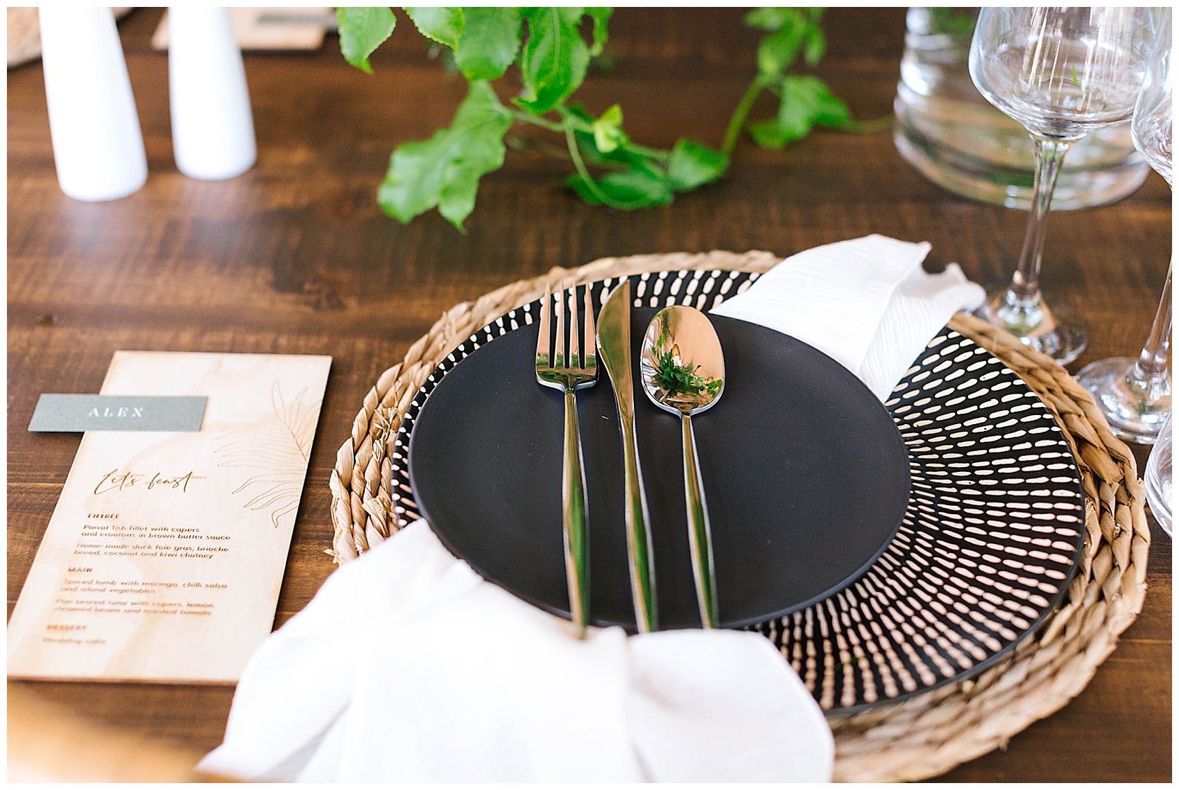 polynesian-wedding-place-setting