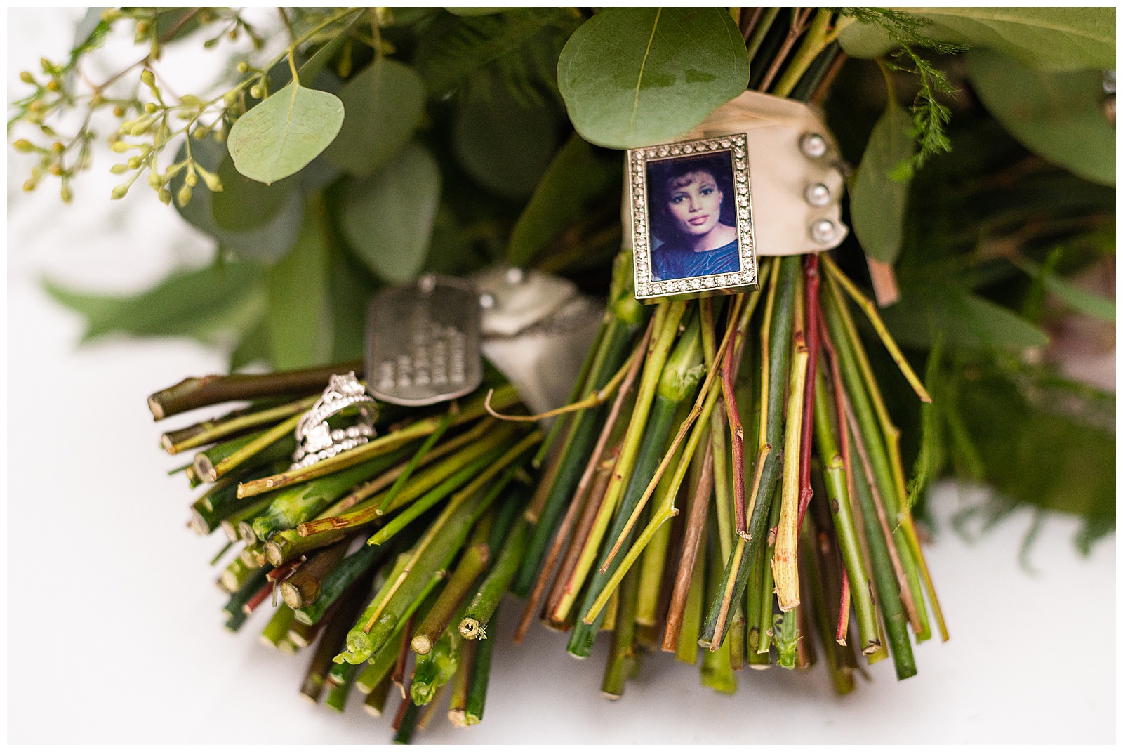 memorial-detail-on-bridal-bouquet